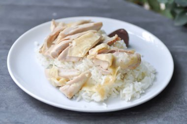Tavuklu pilav, tavuklu pilav veya Hainanese tavuklu pilav.