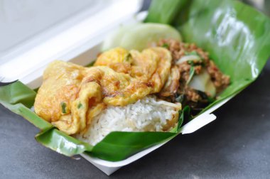 Omlet, omlet ve pirinçli kızarmış fesleğen.