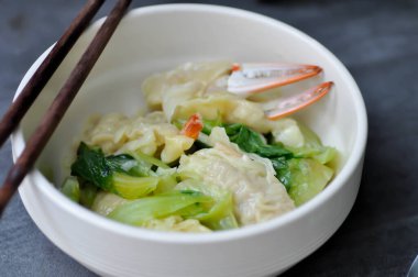 Yengeç çorbası, yengeç köftesi ya da erişte.