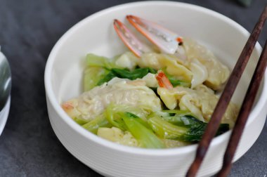 Yengeç çorbası ve karides çorbası, yengeç köftesi veya erişte çorbası.