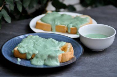 Ekmek ya da kremalı tost.