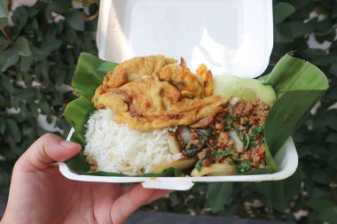 Omlet, omlet ve kızarmış fesleğenli domuz eti.