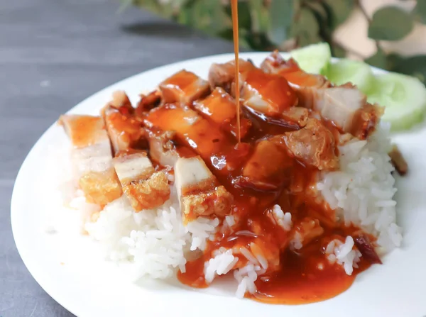 Daging Babi Renyah Dengan Nasi Nasi Atasnya Dengan Daging Babi — Stok Foto