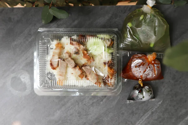 ご飯とシャキッとした豚の上にプラスチック製の箱 — ストック写真