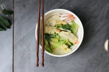 Yengeç çorbası, yengeç köftesi ya da yengeç çorbası.