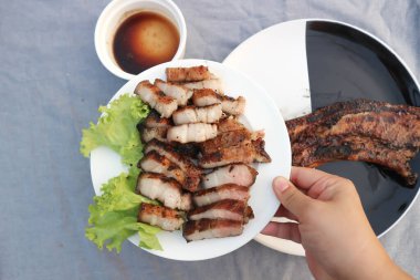 Izgara domuz eti ya da kızarmış domuz eti, soslu domuz bifteği.