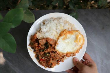 Yumurta ve kızarmış parkı acı biber ezmesi ve pilavla karıştırıp servis etmek.