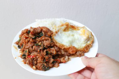 Yumurta ve kızarmış parkı acı biber ezmesi ve pilavla karıştırıp servis etmek.