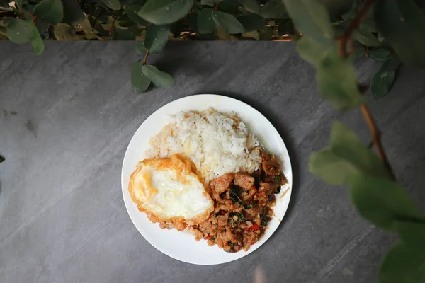 Yumurta ve kızarmış parkı acı biber ezmesi ve pilavla karıştırın.