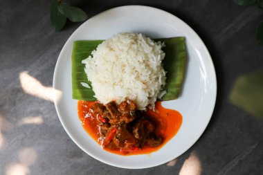 Kızarmış domuz eti, acılı biftek ve pilav, Tayland yemeği.