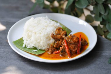 Kızarmış domuz eti, acılı biftek ve pilav, Tayland yemeği.