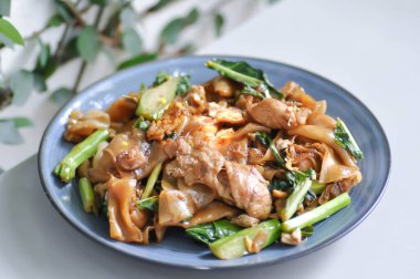 Kızarmış erişteyi domuz ve sebze tabağıyla karıştırın.