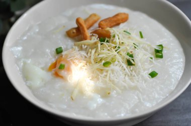 pirinç lapası, pirinç lapası veya yumurta ve hamurlu pirinç lapası.