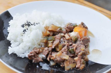 Kızarmış eti sebze ve pirinç yemeğiyle karıştır.