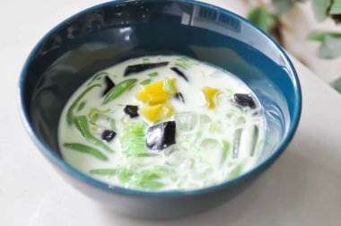 Tatlı ya da Tayland tatlısı, pirinçli erişte.