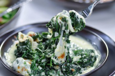 Fırında ıspanak ya da peynirli ıspanak yemek.