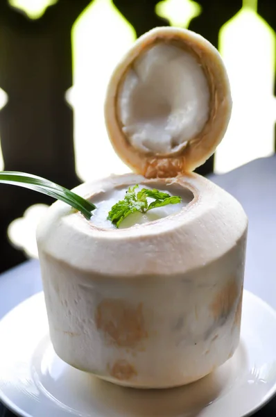 椰子酱或椰子汁在椰子碗里 — 图库照片