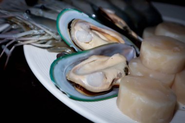 Pişirmek için çiğ midye, çiğ midye ve çiğ karides.