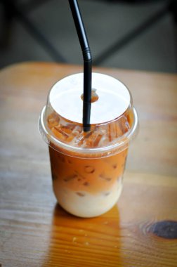 Buzlu çay ya da sütlü çay ya da Tayland çayı.