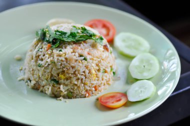 Kızarmış pilav, karides ve yumurtalı pilav.