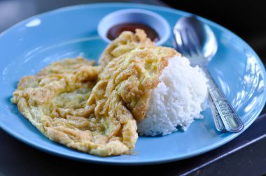 Omlet, omlet ya da soslu kızarmış yumurta ve pilav.