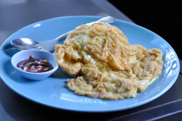 オムレツ オムレツ 揚げ卵と米のディップ — ストック写真