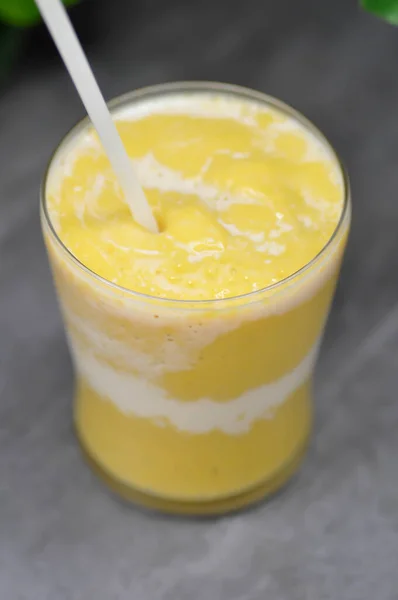 mango juice or mango smoothies with milk