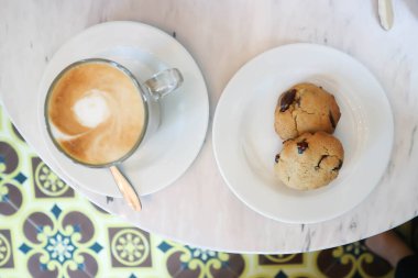 Sıcak latte, sıcak kahve ve kurabiye.