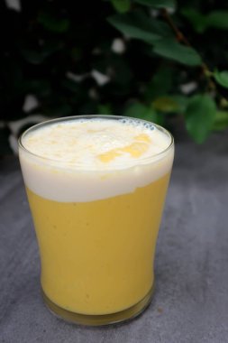 Süt soslu mango suyu veya mango püresi.