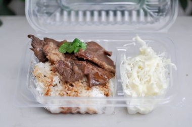 Izgara domuz eti mi yoksa pirinçli domuz rostosu mu?