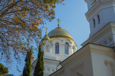 Ortodoks Kilisesi 'nin altın kaplama kubbesi ve haçı