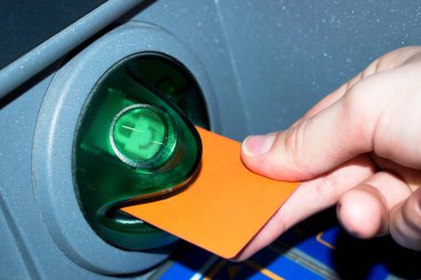 Kız kredi kartından para çekecek..