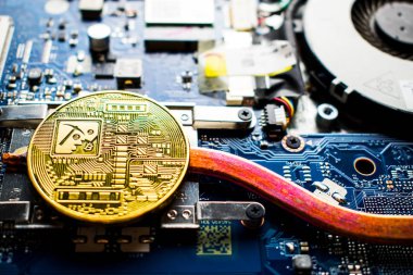 Bilgisayarda işlemci yerine Bitcoin para.