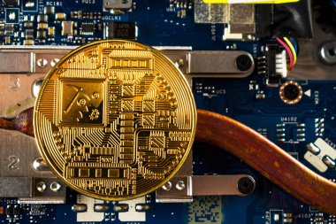 Bilgisayarda işlemci yerine Bitcoin para.