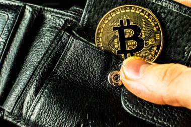 Siyah cüzdanda Bitcoin.