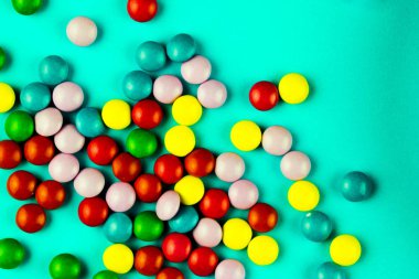 Jöleli şekerler mavi arka planda serpilmiş..