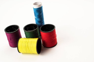 Beyaz izolasyondaki iplikler.