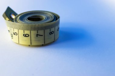 Dikiş dikmek için mezura masanın üzerinde. Dikiş dikmek için arka plan.