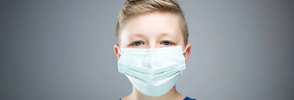 Ένα Παιδί Αντιική Μάσκα Αγόρι Έβαλε Μια Αντιική Μάσκα — Φωτογραφία Αρχείου