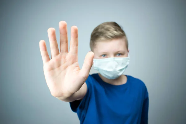 Barnet Visar Hand Med Ett Stopp Ett Barn Antiviral Mask — Stockfoto