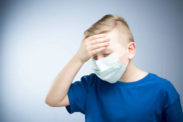 Ένα Παιδί Αντιική Μάσκα Αγόρι Έχει Πονοκέφαλο Συμπτώματα Του Coronavirus — Φωτογραφία Αρχείου