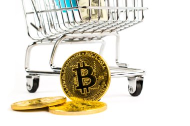 Alışveriş arabasında Bitcoin var. İnternet üzerinden şifreli para ile ödeme.