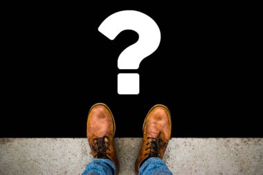 Erkek ve soru işareti. Adam büyük bir seçimle karşı karşıya..