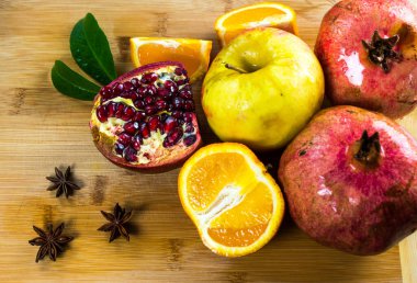 Meyve dolu bir hayat. Garnet tahtada kesiliyor. Portakal bir mutfak tahtasının üzerinde kesilmiş. Bir bardak nar suyu..