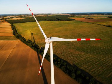 Rüzgar türbinleri sahada. Rüzgardan gelen elektrik.