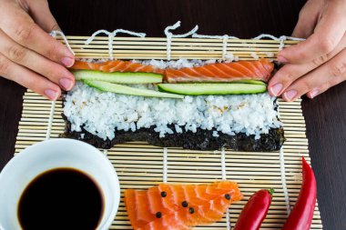 Somonla suşi yapıyorum. Kız suşi hazırlıyor.