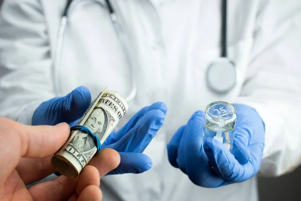 Lekarz Sprzedaje Szczepionkę Przeciw Koronawirusowi — Zdjęcie stockowe