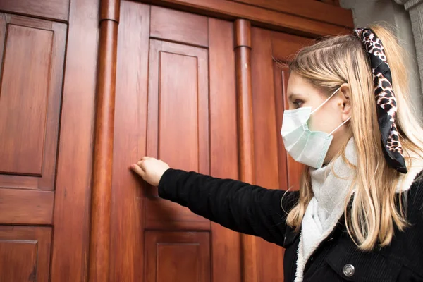Ένα Κορίτσι Αντιική Μάσκα Χτυπά Την Πόρτα Του Γιατρού — Φωτογραφία Αρχείου