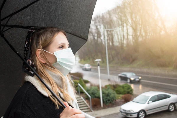 Ένα Κορίτσι Αντιική Μάσκα Στέκεται Στη Βροχή — Φωτογραφία Αρχείου