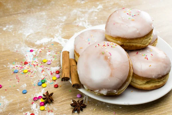 설탕묻은 도넛이요 식탁에 맛있는 — 스톡 사진